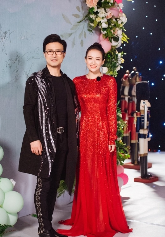 冯绍峰被曝新恋情,一晚带两美女回家惹争议,此前高调出席亲子会