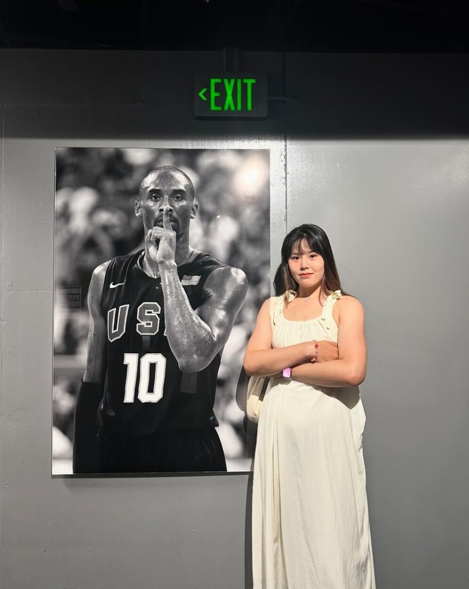 李月汝晒和科比海报的合照:love los angeles