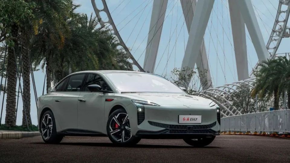 红旗ehs7是面向新高尚家庭用户的中大型suv,采用红旗新能源全新设计
