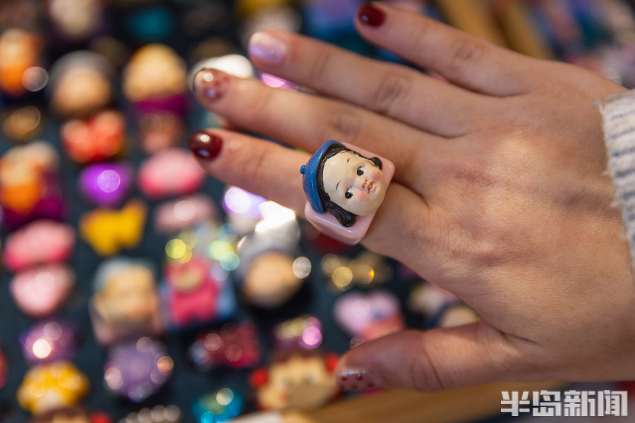 她一个老城小巷里的玩具收藏家