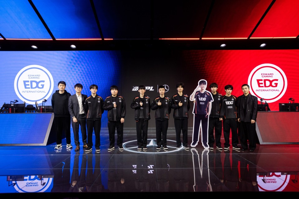 在lpl常规赛中的最差战绩就是s10夏季赛8-8排名第十,无缘季后赛