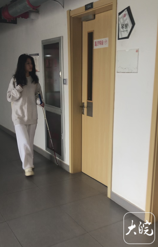 19岁盲人女孩郁晓楠就读大学一个月:尝试独自去上课