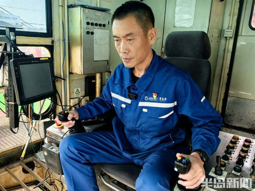 跟着工匠来上岗丨50米高吊机上,啤酒瓶口放鸡蛋也能纹丝不动,桥吊司机