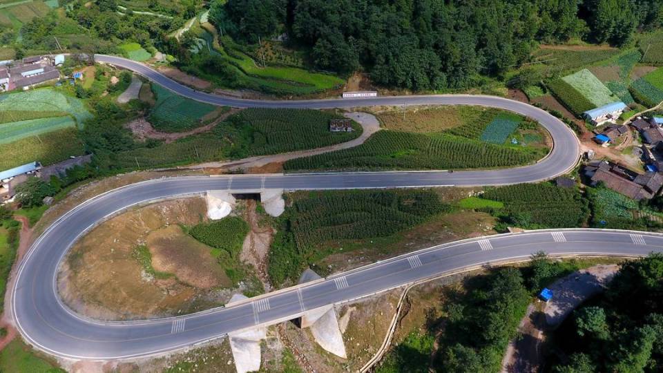 公路通到家门口 四川凉山会东县"四好农村路" 建设成效显著