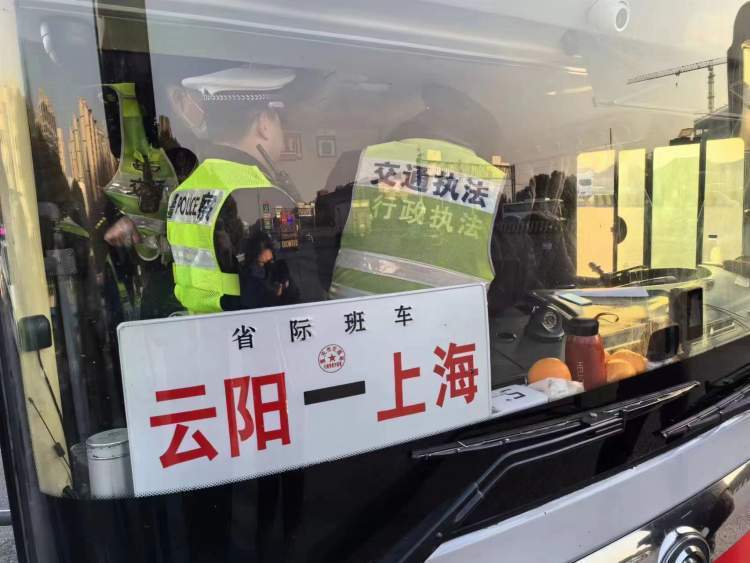 大巴车上28名乘客没买票?春运首日,本市交通执法部门查处违法案件32件