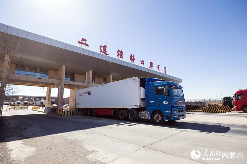 中蒙最大陆路口岸出入境客流车辆持续增长