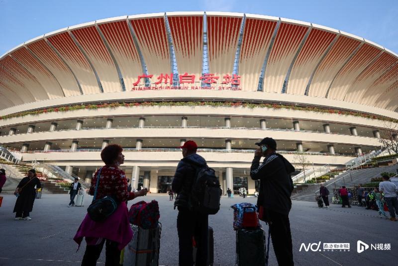 直击广州白云站返程客流!广铁加车,南航加航班应对高峰客流_腾讯新闻