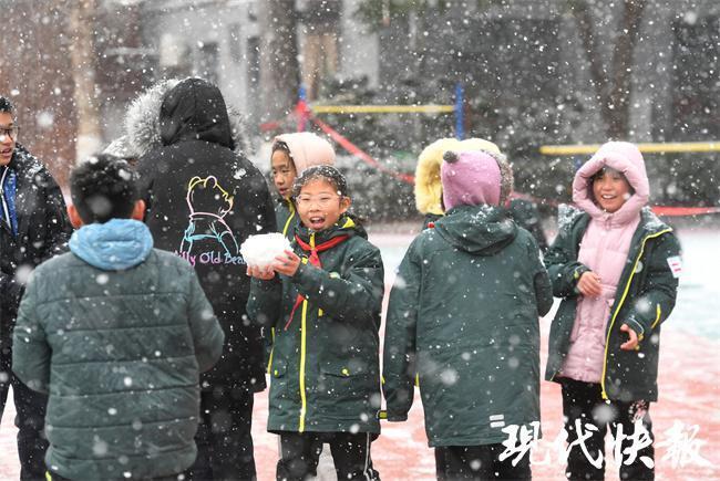 大雪紛飛南京娃好歡樂各校制定安全預案延遲到校時間