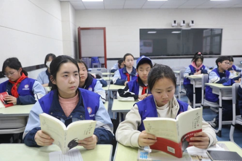 书香得以明志励志照亮人生安康著名作家王庭徳走进汉滨初中做励志报告