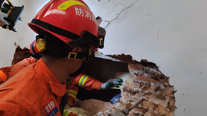 孩子追猫玩耍上屋顶不慎跌落卡墙缝