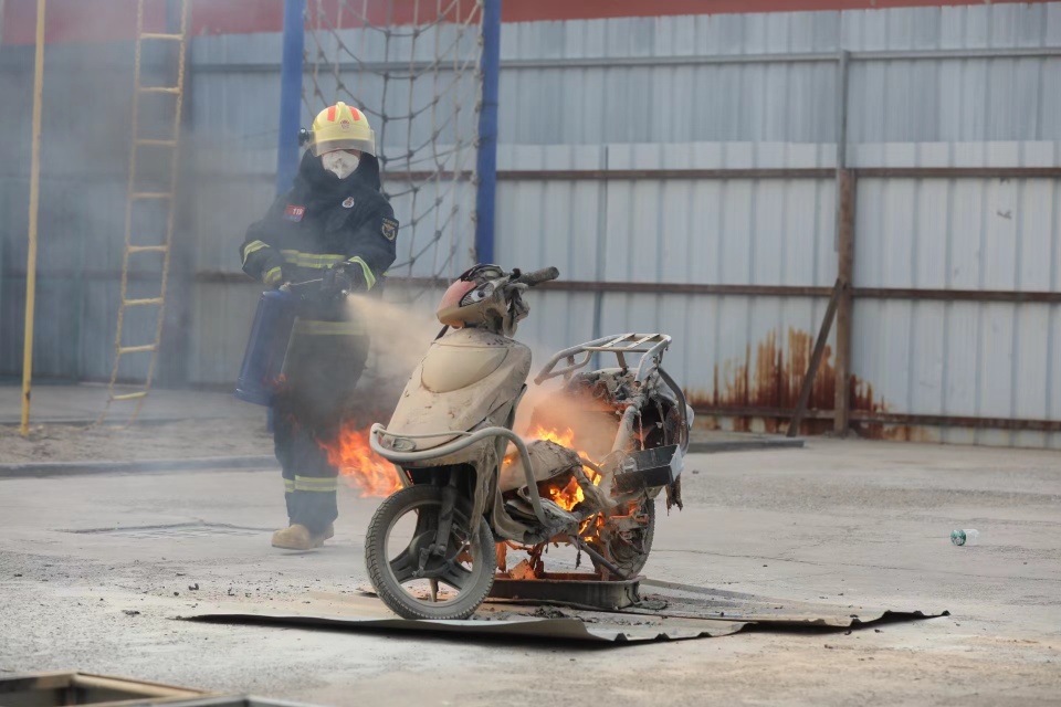 消防员实测:哪种灭火器扑救锂电池火灾最有效?