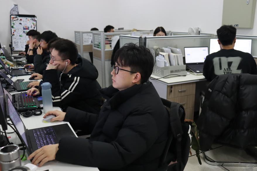 长沙高校工科生绘漫画人物记录跟着85后副教授做科研时光