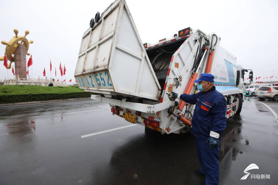 500余名环卫工雨中作战 滨州主城区垃圾实现“日产日清”