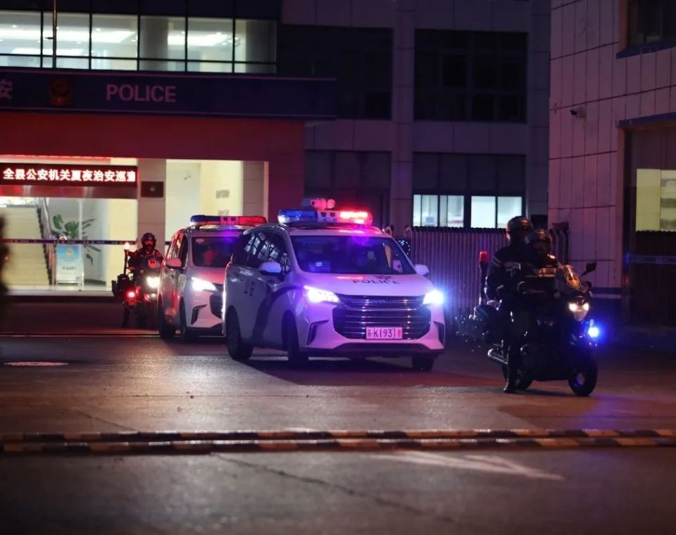 针对"夏夜经济"特点,宝应公安组织开展"见警察,见警灯,见警车"行动