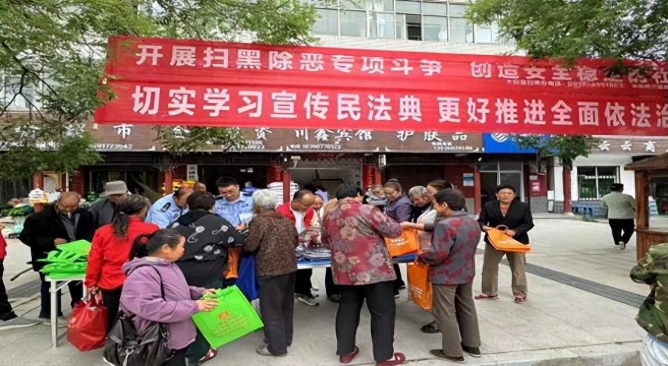 综治中心,派出所深入到全镇6个村,通过在村上悬挂横幅,向村民发放宣传