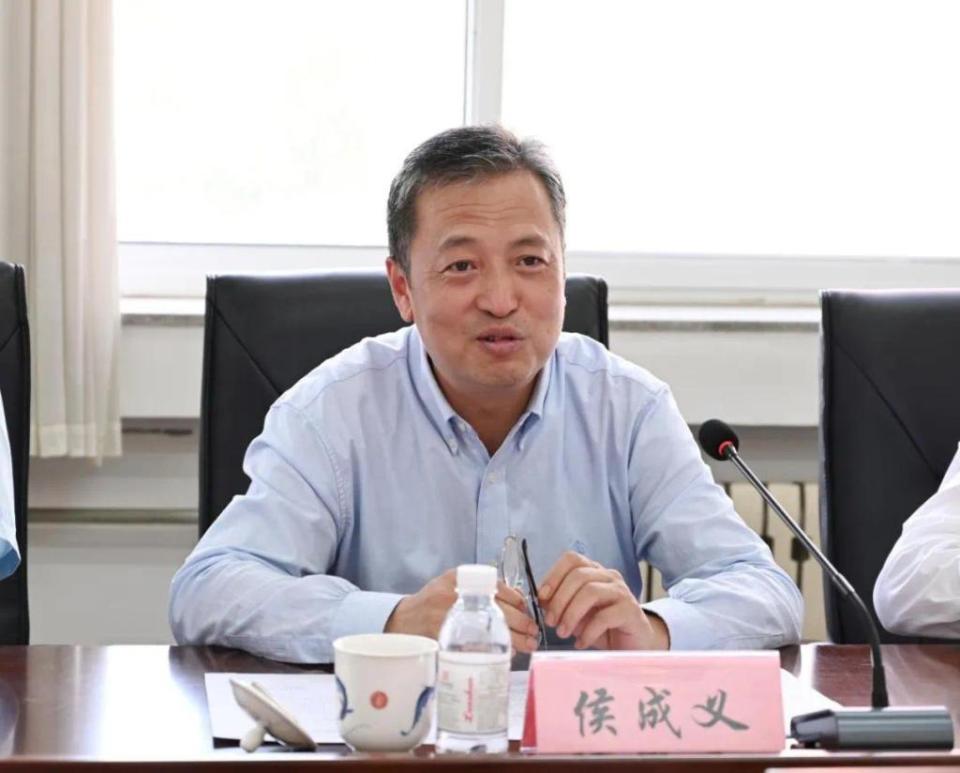 张宝良继而介绍了平度九中的历史沿革,办学特色,他说,学校坚持把学生