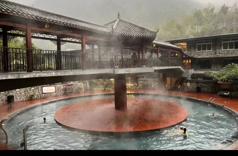 乐山驱车2h即达,山庄坐落在群山环抱,黑竹沟温泉山庄距峨边彝族自治县