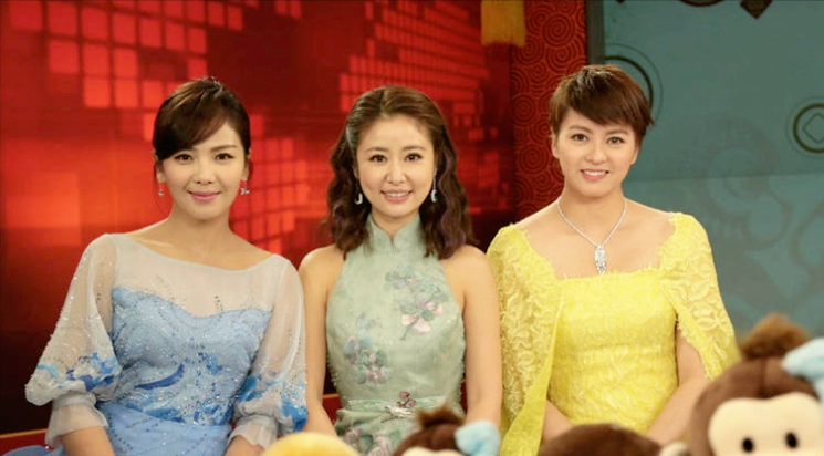 47岁梁咏琪开演唱会,外籍老公献花献吻,混血女儿的颜值引发热议_腾讯