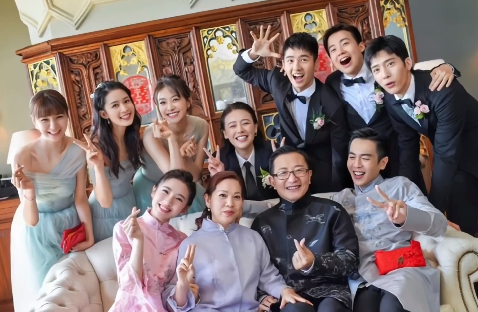 回顾张若昀唐艺昕婚礼,好闺蜜李沁做伴娘,马思纯当伴郎出尽风头