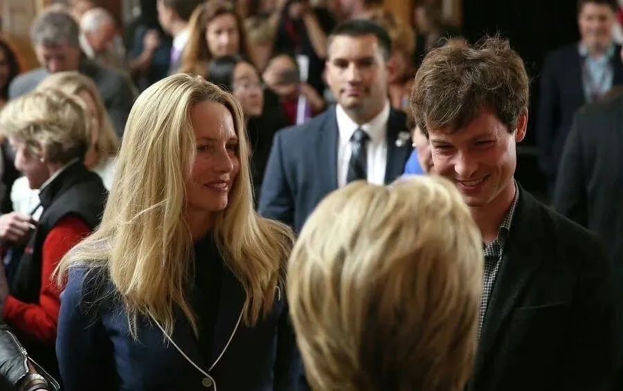 乔布斯儿子出道啦爸爸竟给他取了母校的名字