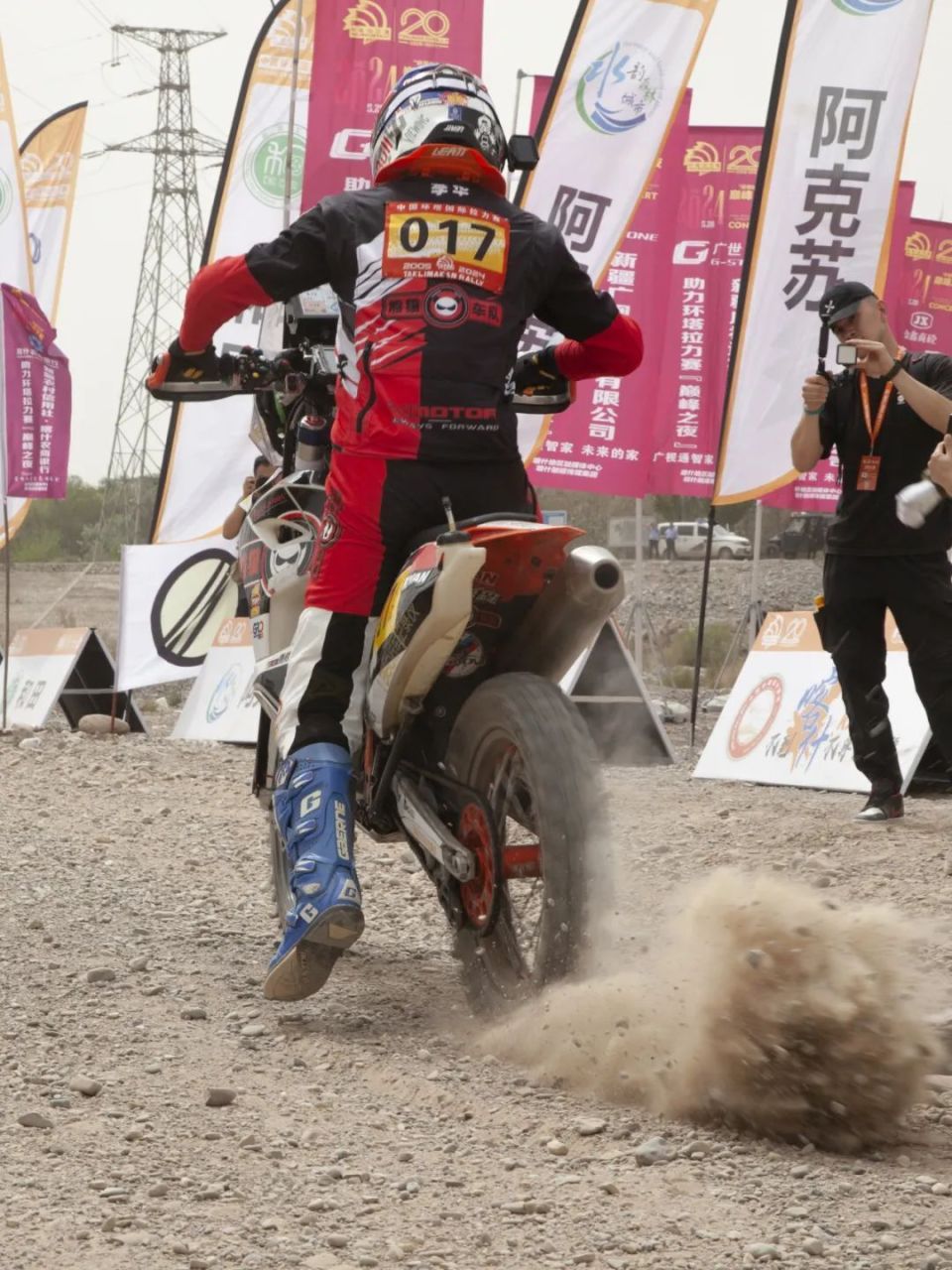 喀什的环塔国际拉力赛,环绕号称"死亡之海"的塔克拉马干沙漠;一辆运输