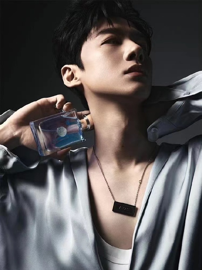 白敬亭成为范思哲全球香水代言人