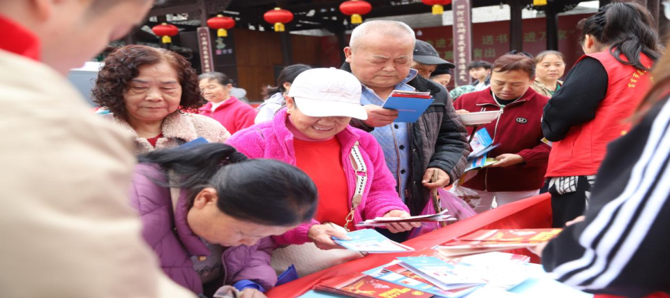 吉首市总工会开展普法宣传志愿服务活动