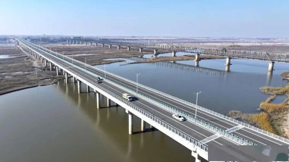 "大桥通车后交通路网结构进一步完善,大安至大庆,哈尔滨的陆路里程