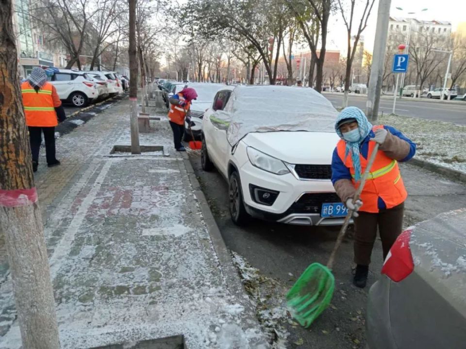 下雪啦！环卫工人清扫忙~