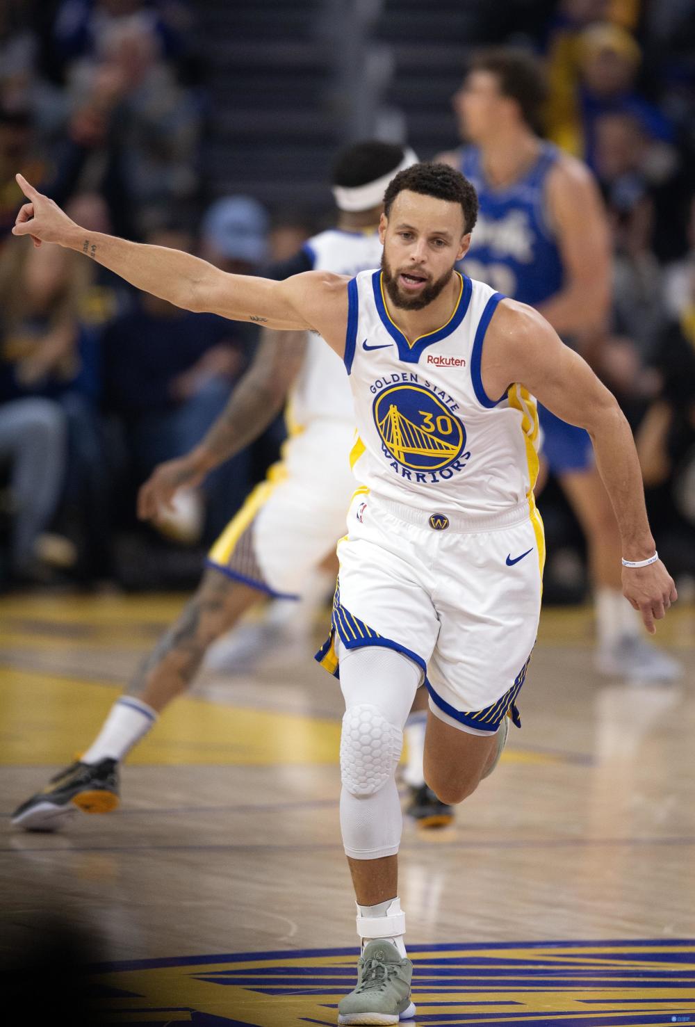 tjd:库里是传奇&他不真实 我词穷&不知道怎么形容他的表现