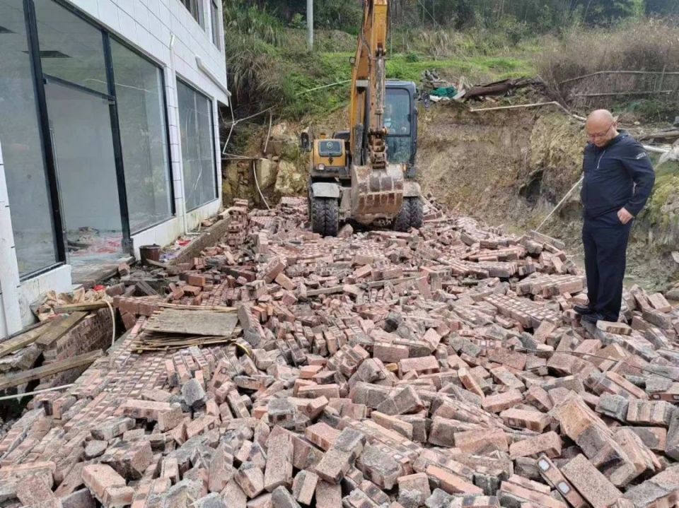 龙门滩镇石室村拆除1处违建猪圈约430平方米龙门滩镇硕儒村拆除1处