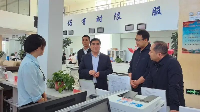 在河滩镇盐场码头,马良佐实地察看了盛世滨湖旅游区