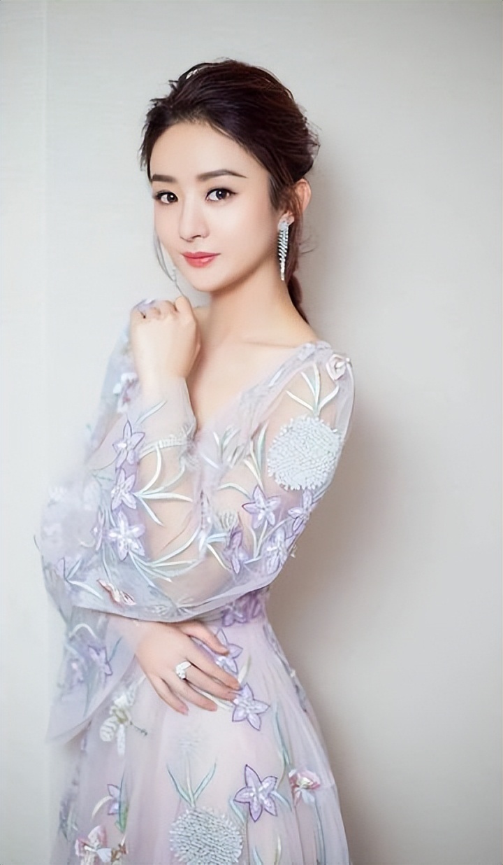 赵丽颖提裙上台,带来优秀演员的最美风采