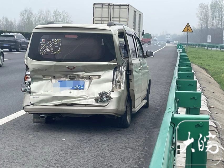 合肥沪陕高速一车辆爆胎失控,后排乘员未系安全带两人轻伤