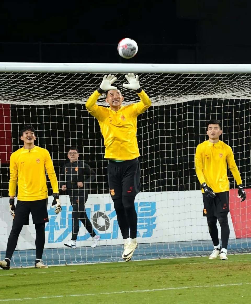 刘殿座晒国足训练照每天提高一点点冲冲冲