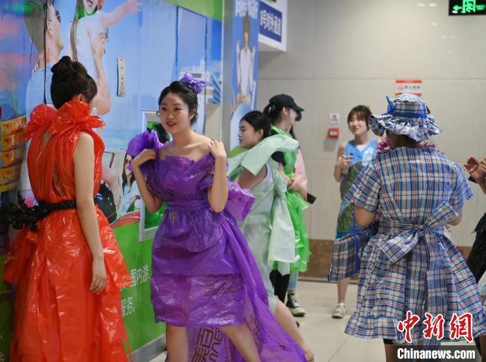 长春上演绿色环保时装秀