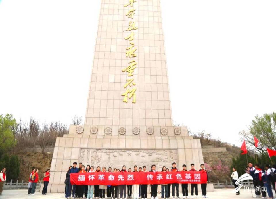 下午三点,在曲阜市九仙山陵园内,祭扫仪式正式开始