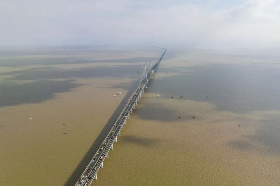 杭州湾跨海大桥不过也正是由于钱塘江含沙量较小,流域内地势低平的