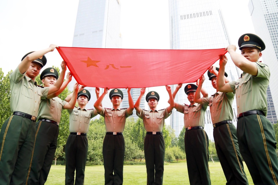 武警官兵多种形式喜迎建军节