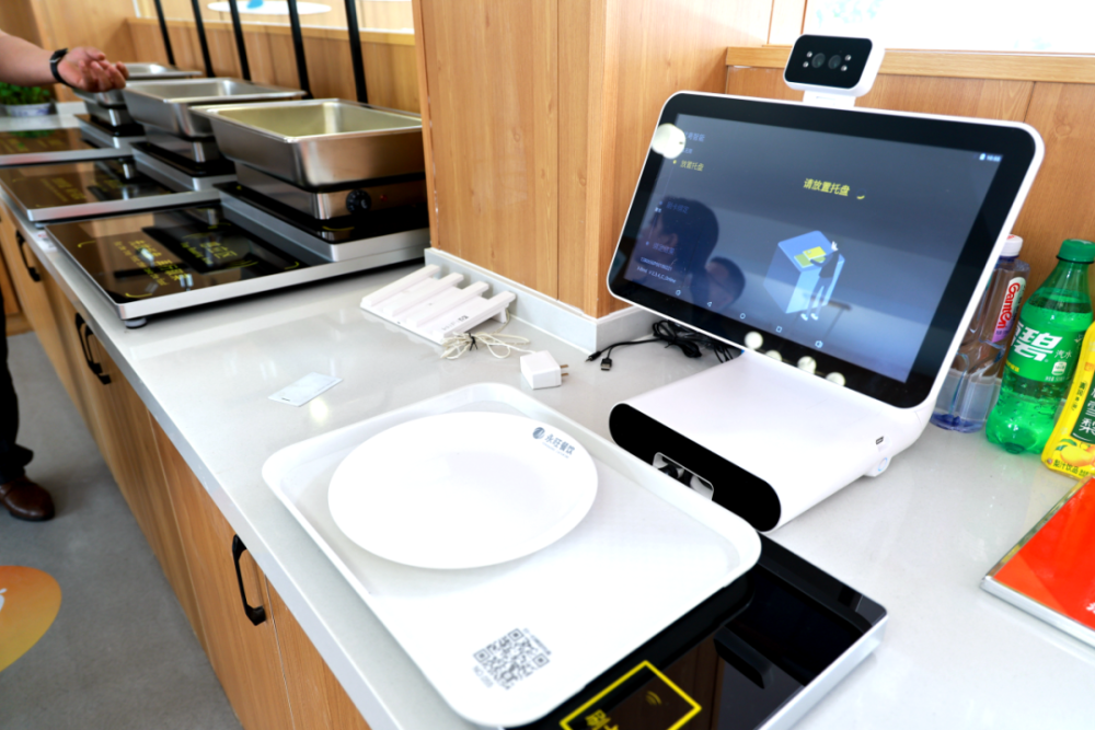 每一种菜都按重标价自动取餐机自动称重结算价格自助取餐时将餐盘置于