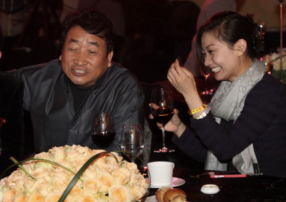 73姜昆带女儿参加酒宴42岁女儿穿衣朴素美的自然和老爸共用一张脸