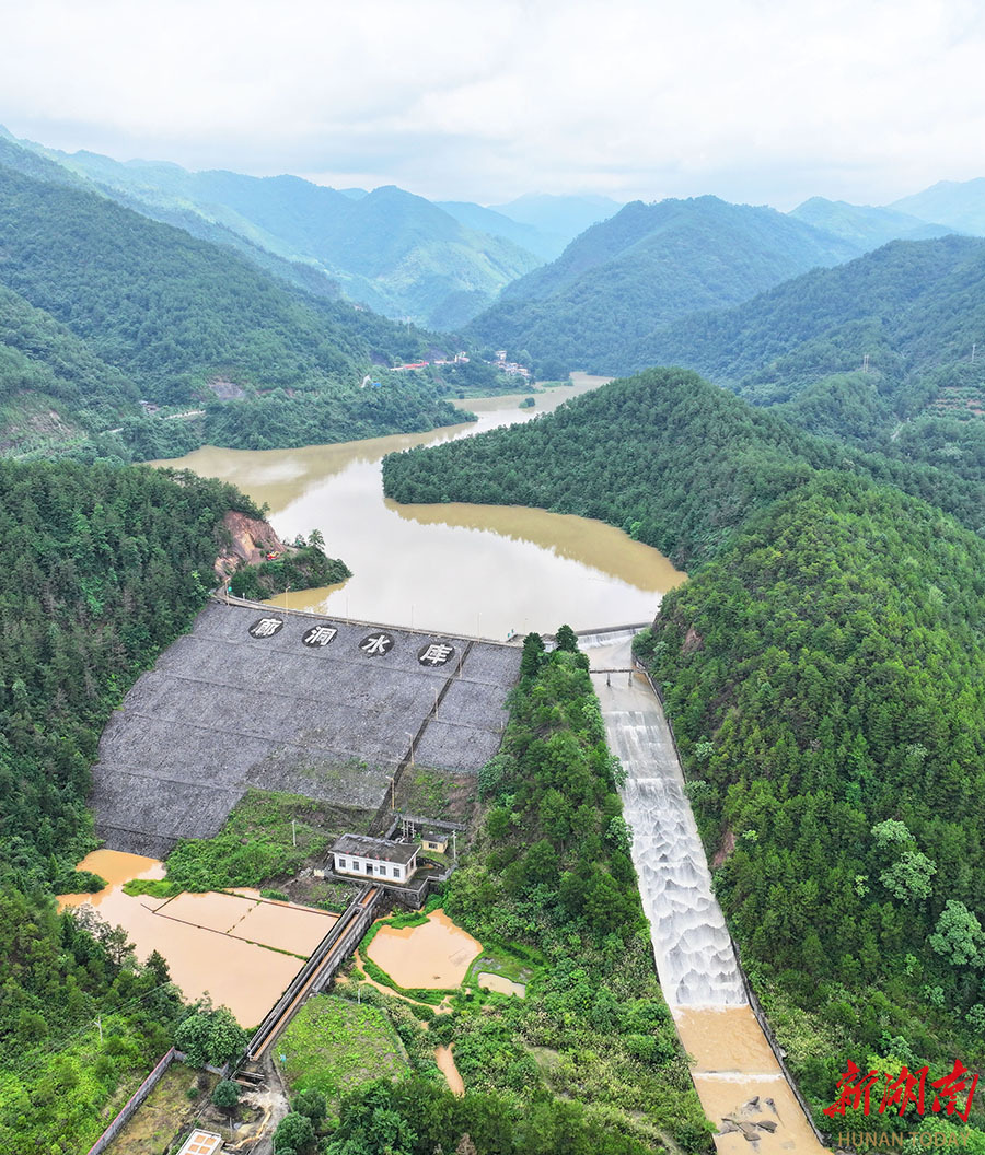 开闸泄洪保安全