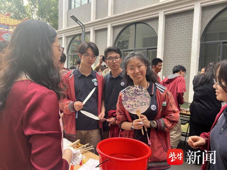 南京九中今夜令人热泪盈眶! 校长化身"掌柜"派送祝福
