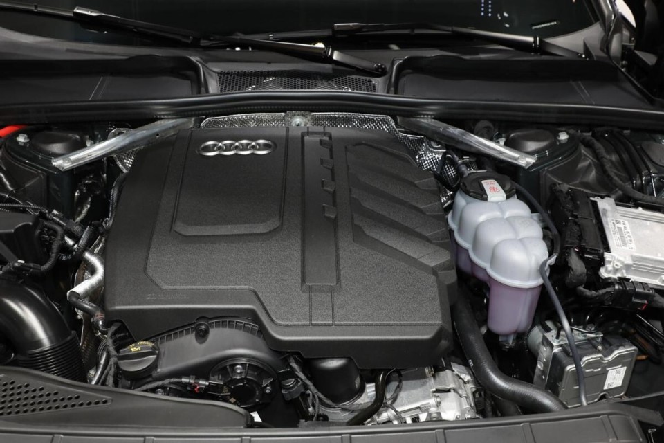 新一代奥迪a4l曝光,入门或配1.5t动力,三联屏内饰设计,能火?