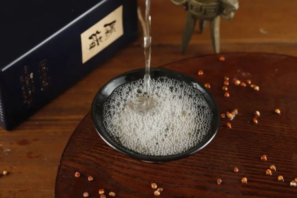 谁说这届年轻人都不喝白酒了?这酒第一个不服!