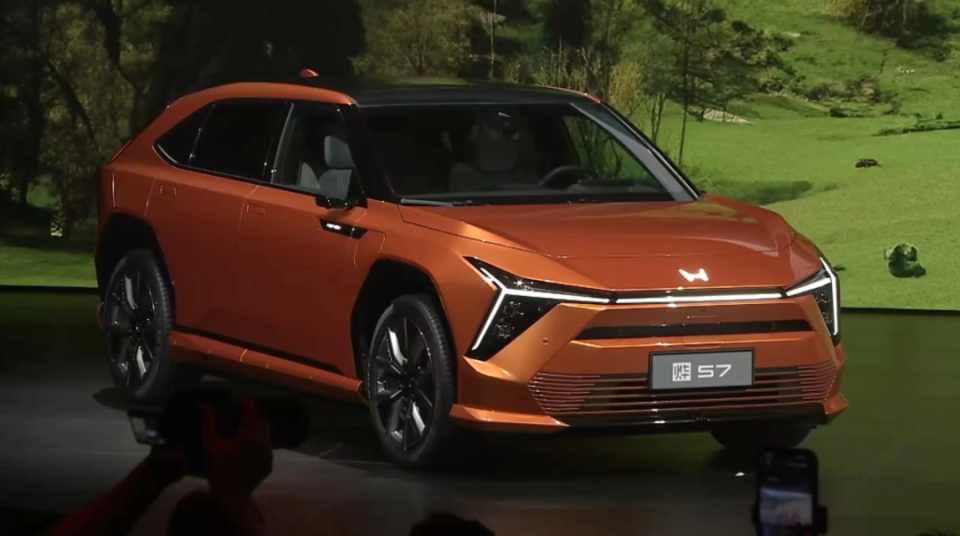 p7更偏向左右两端扩展,看上去简洁睿智;而烨gt concept则更加大胆前卫