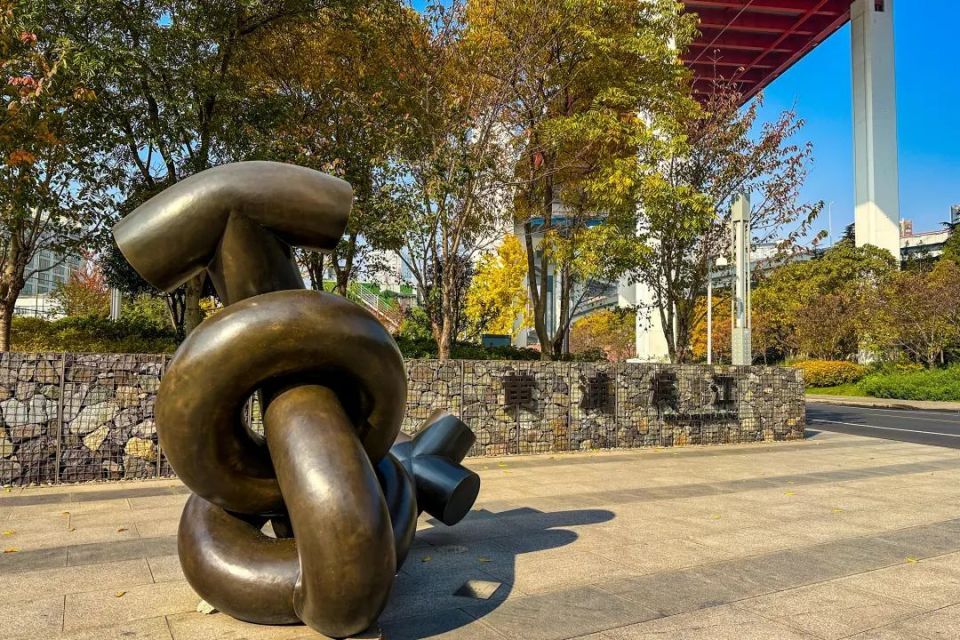 近日,黄浦滨江的琴键春园正盛开大片早樱与郁金香,吸引了众多市民