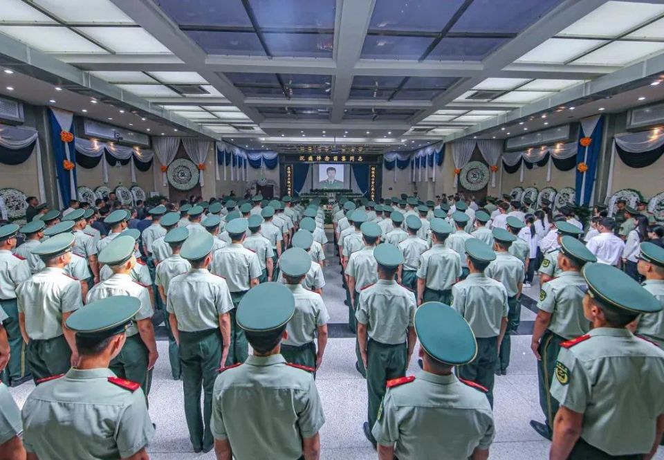 苗鉴同志遗体告别仪式在宁夏银川市殡仪馆举行武警宁夏总队官兵代表