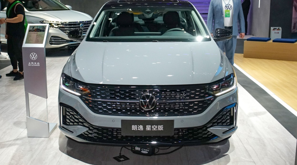 上海车展丨15t版大众朗逸亮相配星空前脸尾标300tsi