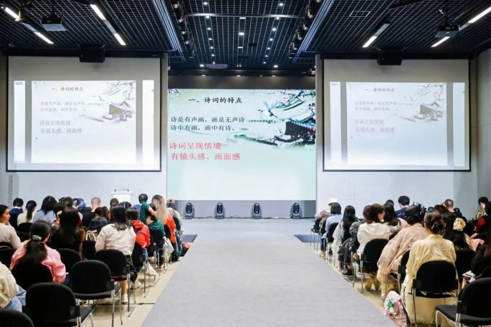 2026“国丝汉服月”在中国丝绸博物馆成功举办！_腾讯新闻